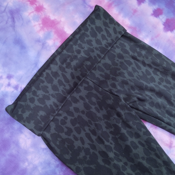 Victoria's Secret Black Leopard Print Fold Over Crop Leggings: 6 - Picture 4 of 7